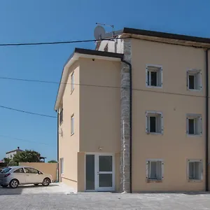Apartment Lana House With, Petrovija
